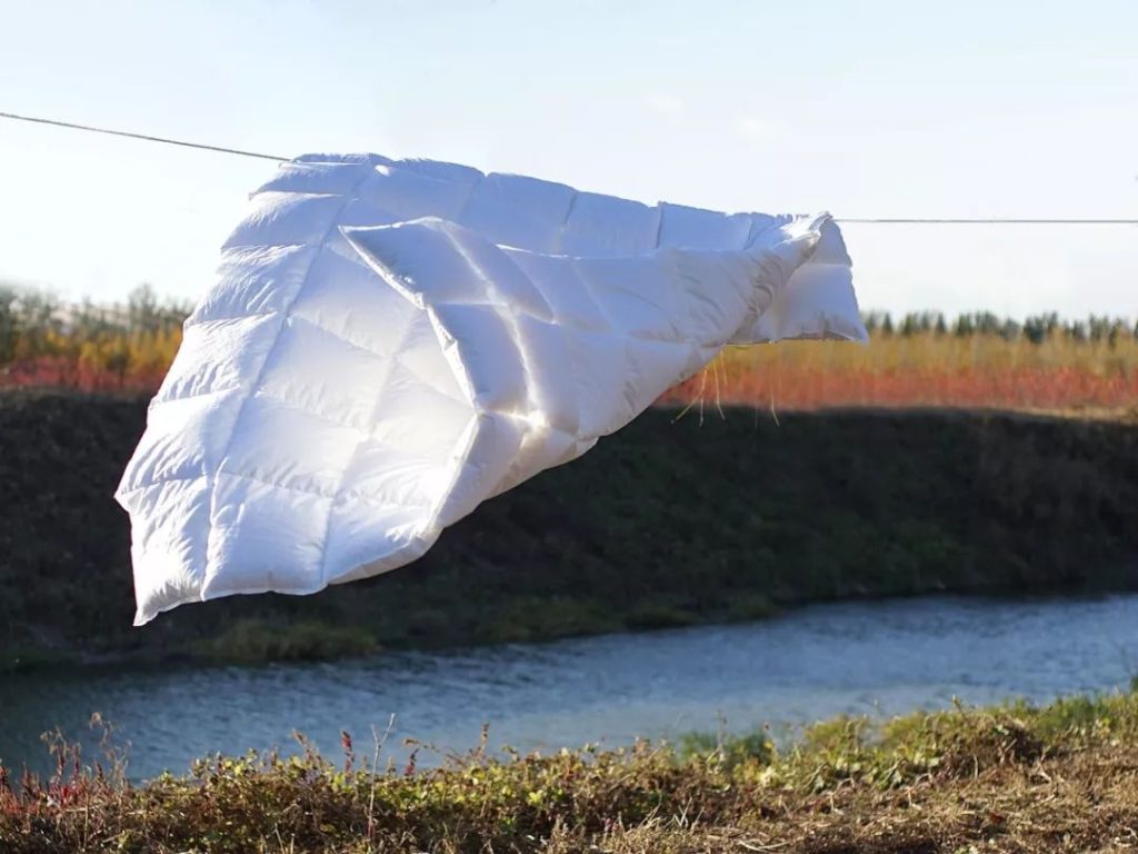 The wind can easily blow up the down comforter in our house